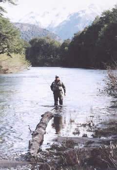 O guia Guillermo Ssgui no rio Rivadavia