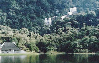 Lago e cachoeira na Bocaina